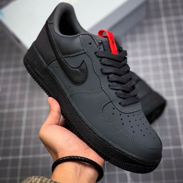 Zapatillas Nike Air Force - Gris con suela negra y cinta roja