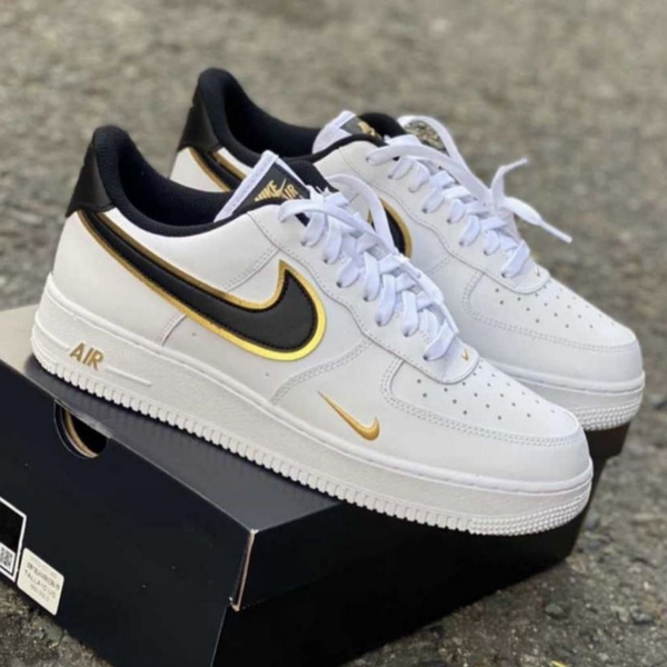 Sapatilhas Nike Air Force LV8 - Brancas e Pretas com detalhes Dourados