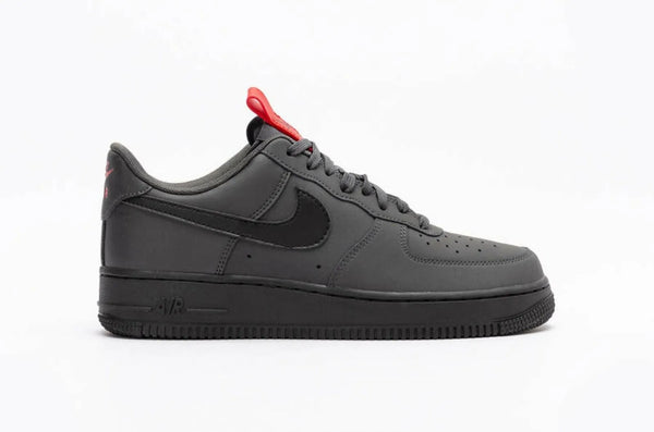 Zapatillas Nike Air Force - Gris con suela negra y cinta roja